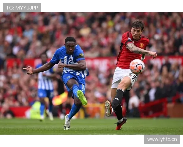 曼联马来西亚巴士巡游遭遇对手球迷围观嘲讽现场气氛尴尬引热议